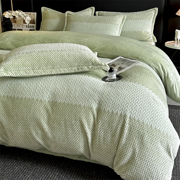 91家纺网 家纺一手货源 找家纺 爱彼家纺 2025冬季新款色织拼色编织提花轻奢牛奶绒四件套-织锦系列 织锦-青雾