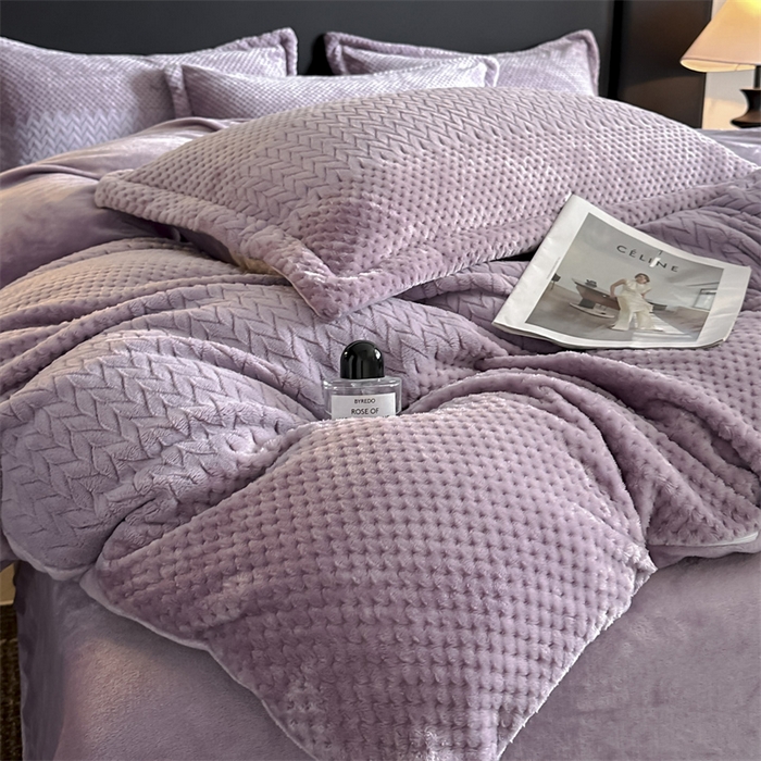 91家纺网 家纺一手货源 找家纺 爱彼家纺 2025冬季新款色织拼色编织提花轻奢牛奶绒四件套-织锦系列 织锦-紫菱