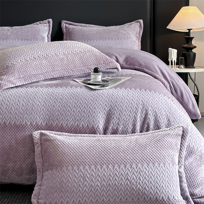 91家纺网 家纺一手货源 找家纺 爱彼家纺 2025冬季新款色织拼色编织提花轻奢牛奶绒四件套-织锦系列 织锦-紫菱