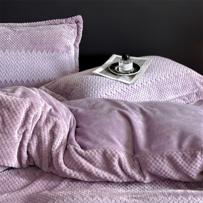 91家纺网 家纺一手货源 找家纺 爱彼家纺 2025冬季新款色织拼色编织提花轻奢牛奶绒四件套-织锦系列 织锦-紫菱