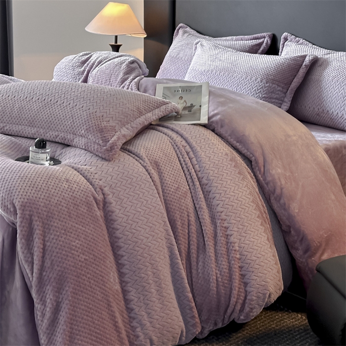 91家纺网 家纺一手货源 找家纺 爱彼家纺 2025冬季新款色织拼色编织提花轻奢牛奶绒四件套-织锦系列 织锦-紫菱