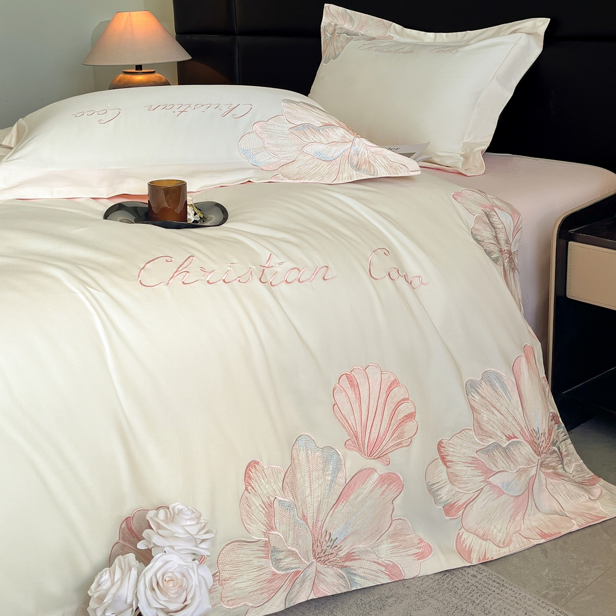 91家纺网 家纺一手货源 找家纺 置顶家纺 2025新款COCO小姐加厚磨毛亲肤四件套 COCO小姐加厚磨毛-奶白+粉