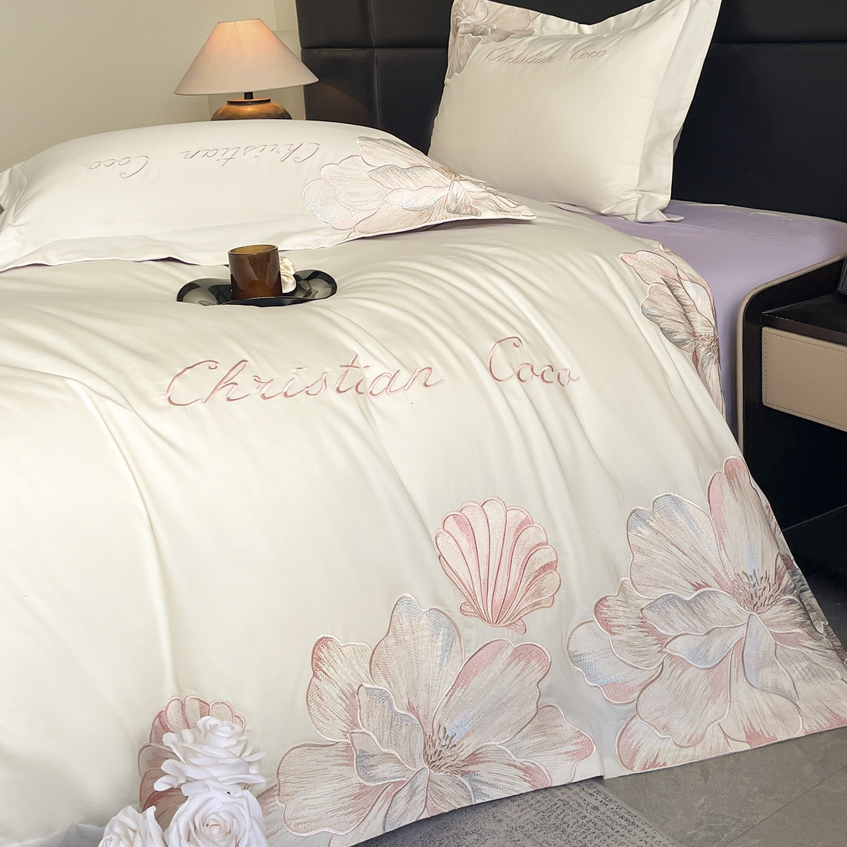 91家纺网 家纺一手货源 找家纺 置顶家纺 2025新款COCO小姐加厚磨毛亲肤四件套 COCO小姐加厚磨毛-奶白+香芋紫