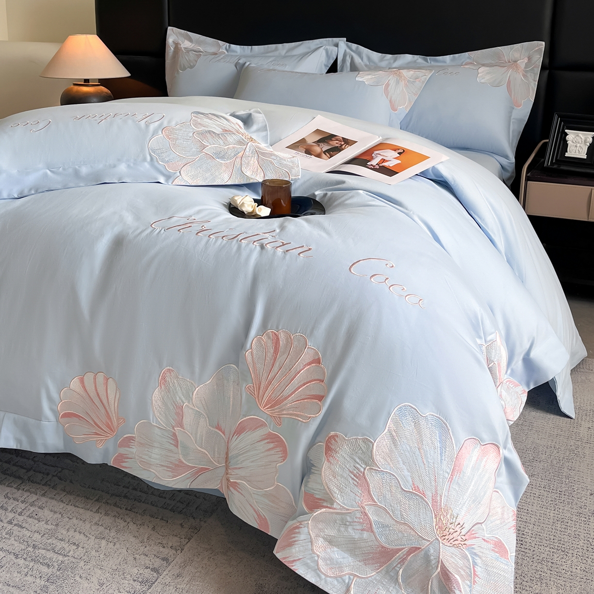 91家纺网 家纺一手货源 找家纺 置顶家纺 2025新款COCO小姐加厚磨毛亲肤四件套 COCO小姐加厚磨毛-浅蓝