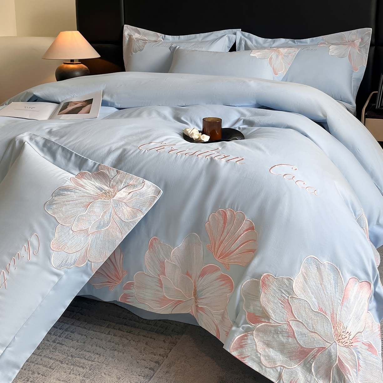 91家纺网 家纺一手货源 找家纺 置顶家纺 2025新款COCO小姐加厚磨毛亲肤四件套 COCO小姐加厚磨毛-浅蓝