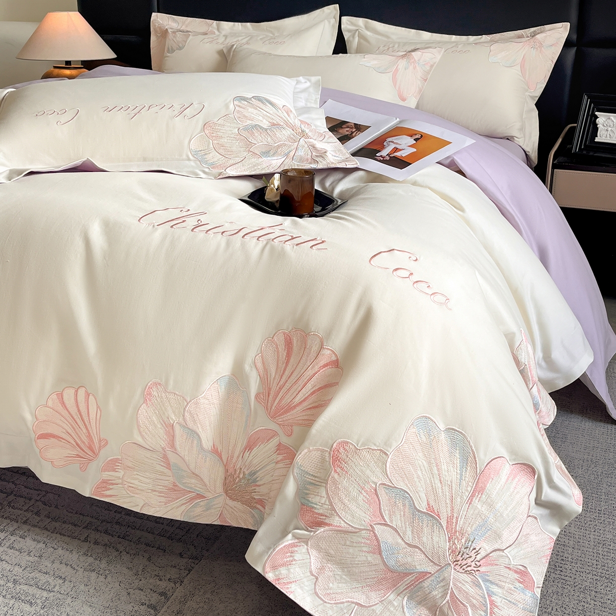 91家纺网 家纺一手货源 找家纺 置顶家纺 2025新款COCO小姐加厚磨毛亲肤四件套 COCO小姐加厚磨毛-奶白+香芋紫