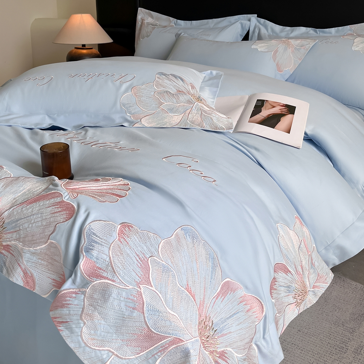 91家纺网 家纺一手货源 找家纺 置顶家纺 2025新款COCO小姐加厚磨毛亲肤四件套 COCO小姐加厚磨毛-浅蓝