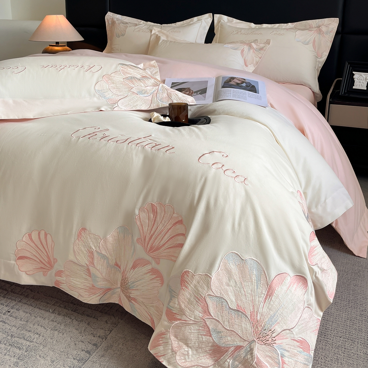 91家纺网 家纺一手货源 找家纺 置顶家纺 2025新款COCO小姐加厚磨毛亲肤四件套 COCO小姐加厚磨毛-奶白+粉