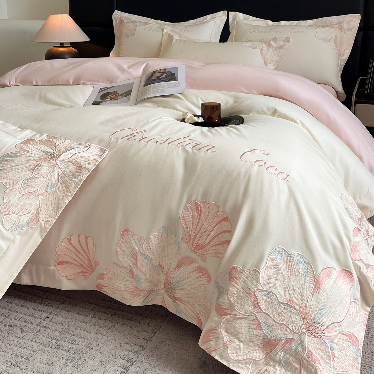 91家纺网 家纺一手货源 找家纺 置顶家纺 2025新款COCO小姐加厚磨毛亲肤四件套 COCO小姐加厚磨毛-奶白+粉