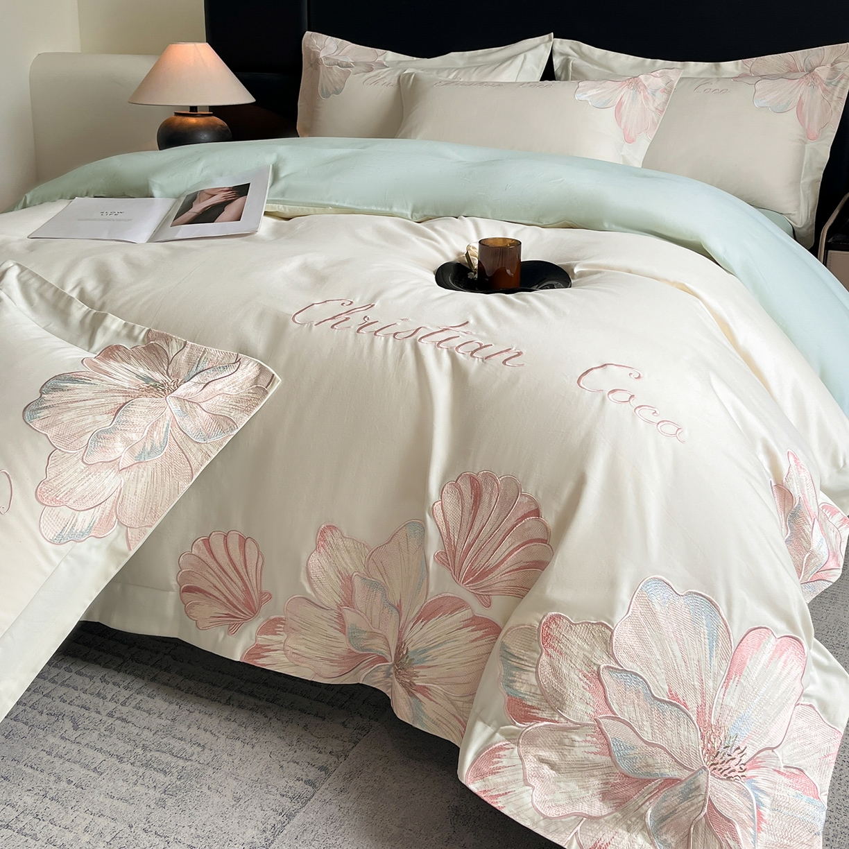 91家纺网 家纺一手货源 找家纺 置顶家纺 2025新款COCO小姐加厚磨毛亲肤四件套 COCO小姐加厚磨毛-奶白+繁星蓝