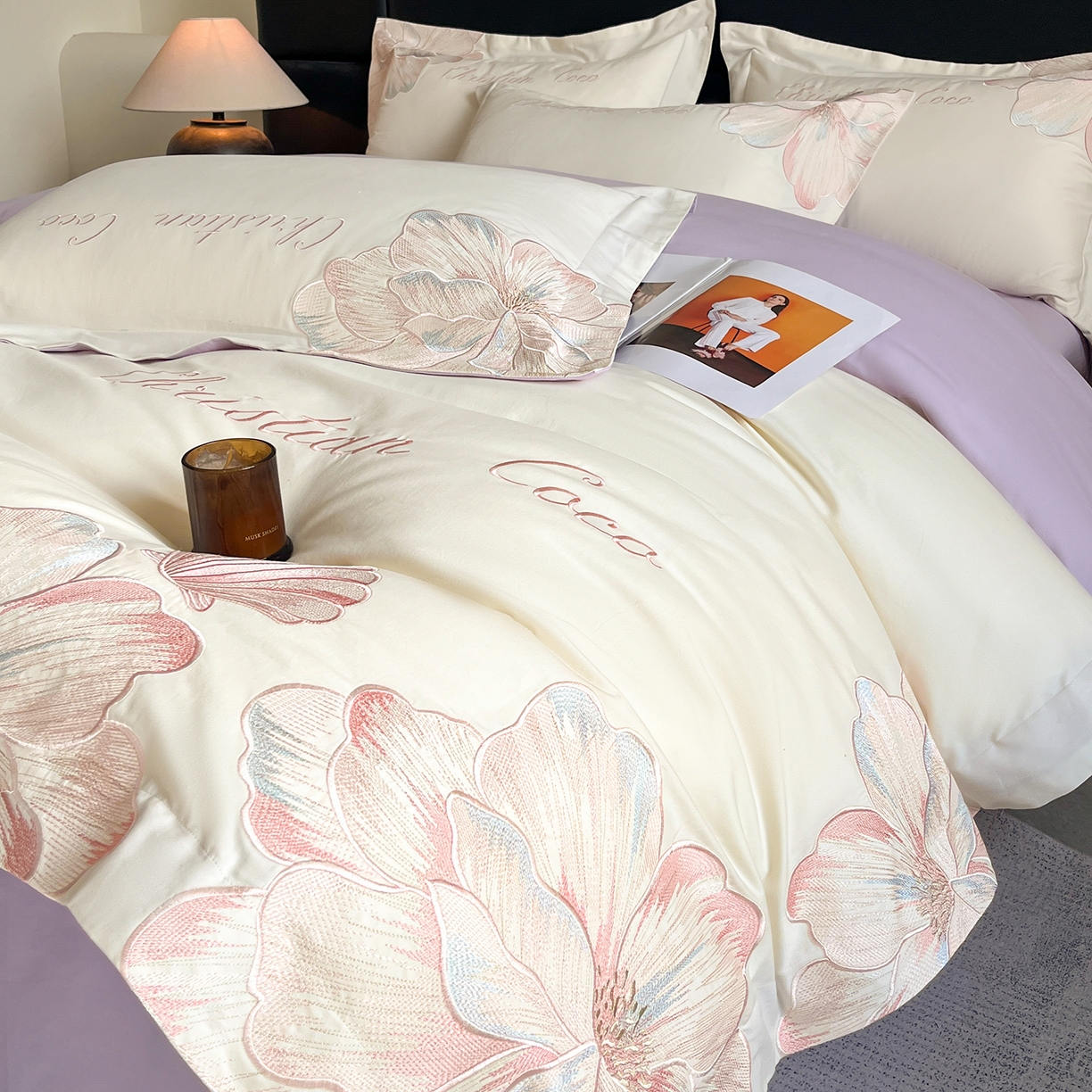 91家纺网 家纺一手货源 找家纺 置顶家纺 2025新款COCO小姐加厚磨毛亲肤四件套 COCO小姐加厚磨毛-奶白+香芋紫