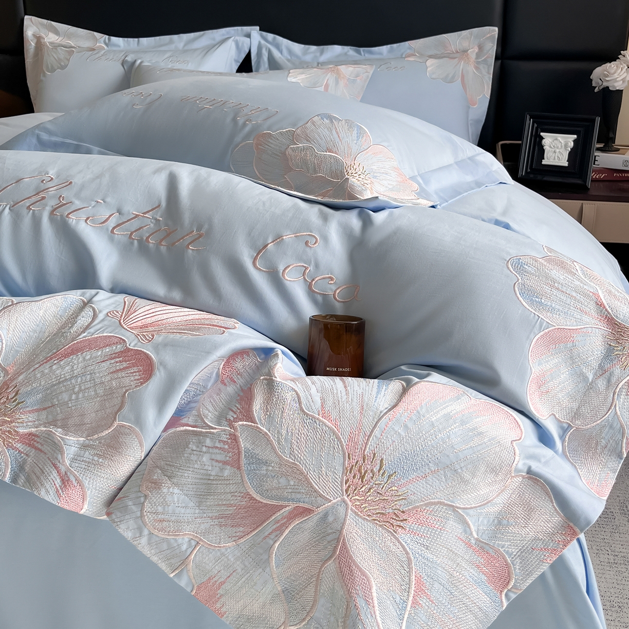 91家纺网 家纺一手货源 找家纺 置顶家纺 2025新款COCO小姐加厚磨毛亲肤四件套 COCO小姐加厚磨毛-浅蓝