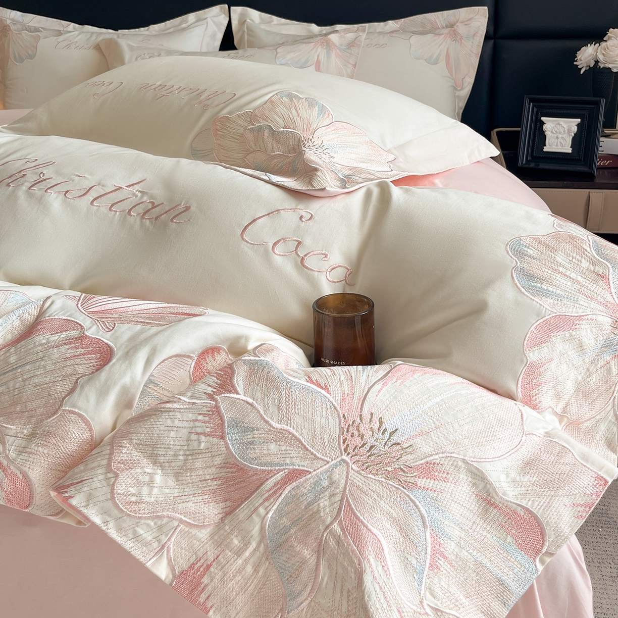 91家纺网 家纺一手货源 找家纺 置顶家纺 2025新款COCO小姐加厚磨毛亲肤四件套 COCO小姐加厚磨毛-奶白+粉