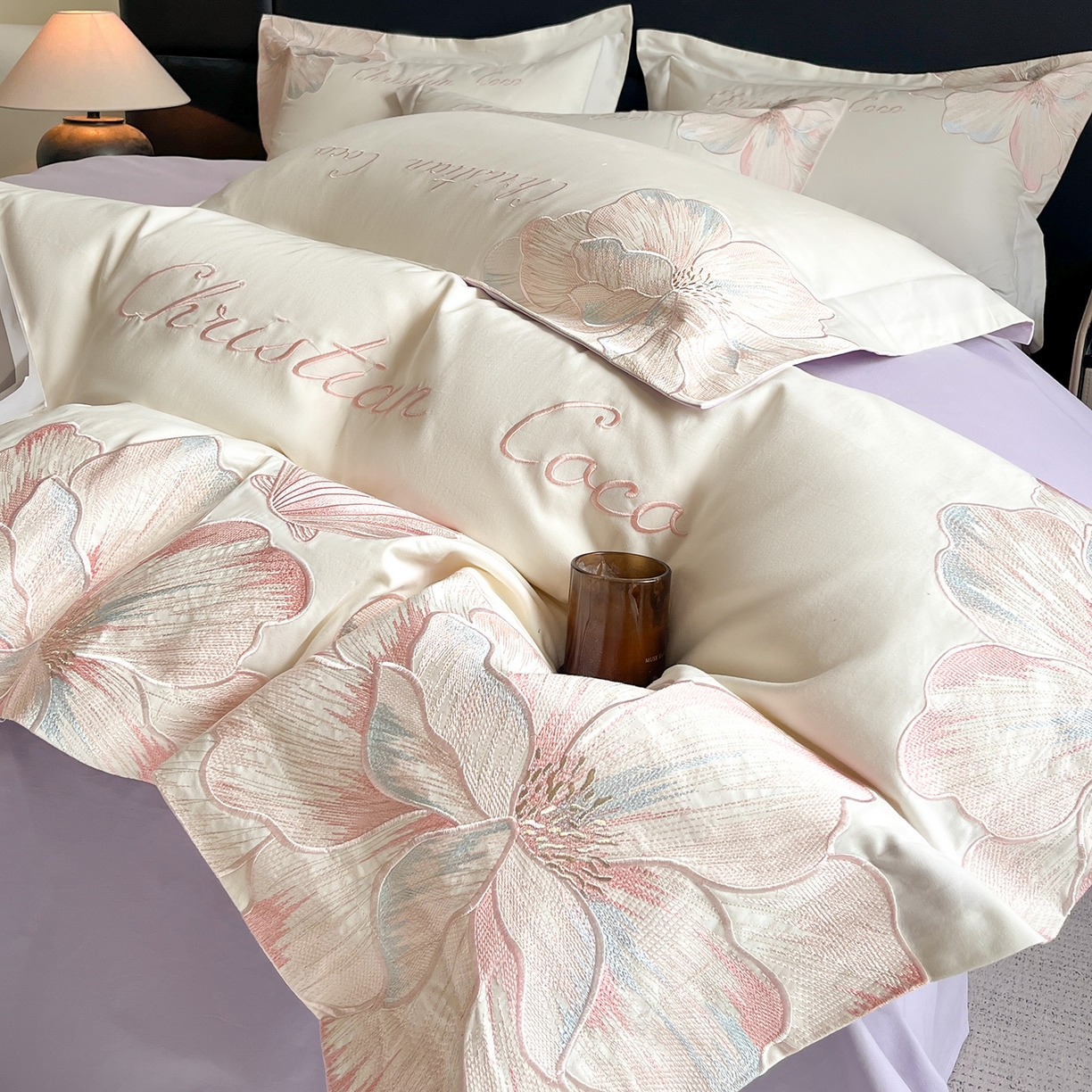 91家纺网 家纺一手货源 找家纺 置顶家纺 2025新款COCO小姐加厚磨毛亲肤四件套 COCO小姐加厚磨毛-奶白+香芋紫