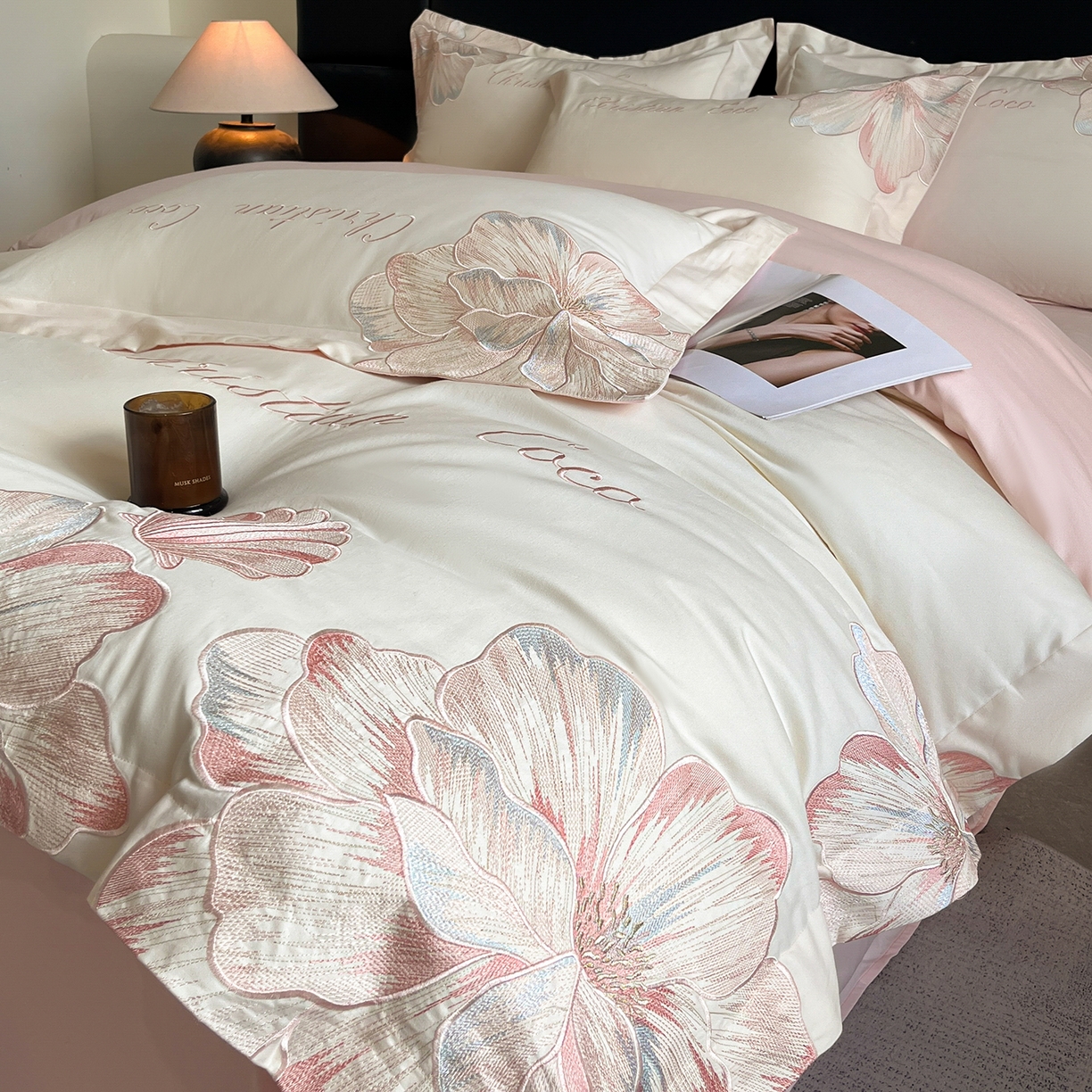 91家纺网 家纺一手货源 找家纺 置顶家纺 2025新款COCO小姐加厚磨毛亲肤四件套 COCO小姐加厚磨毛-奶白+粉