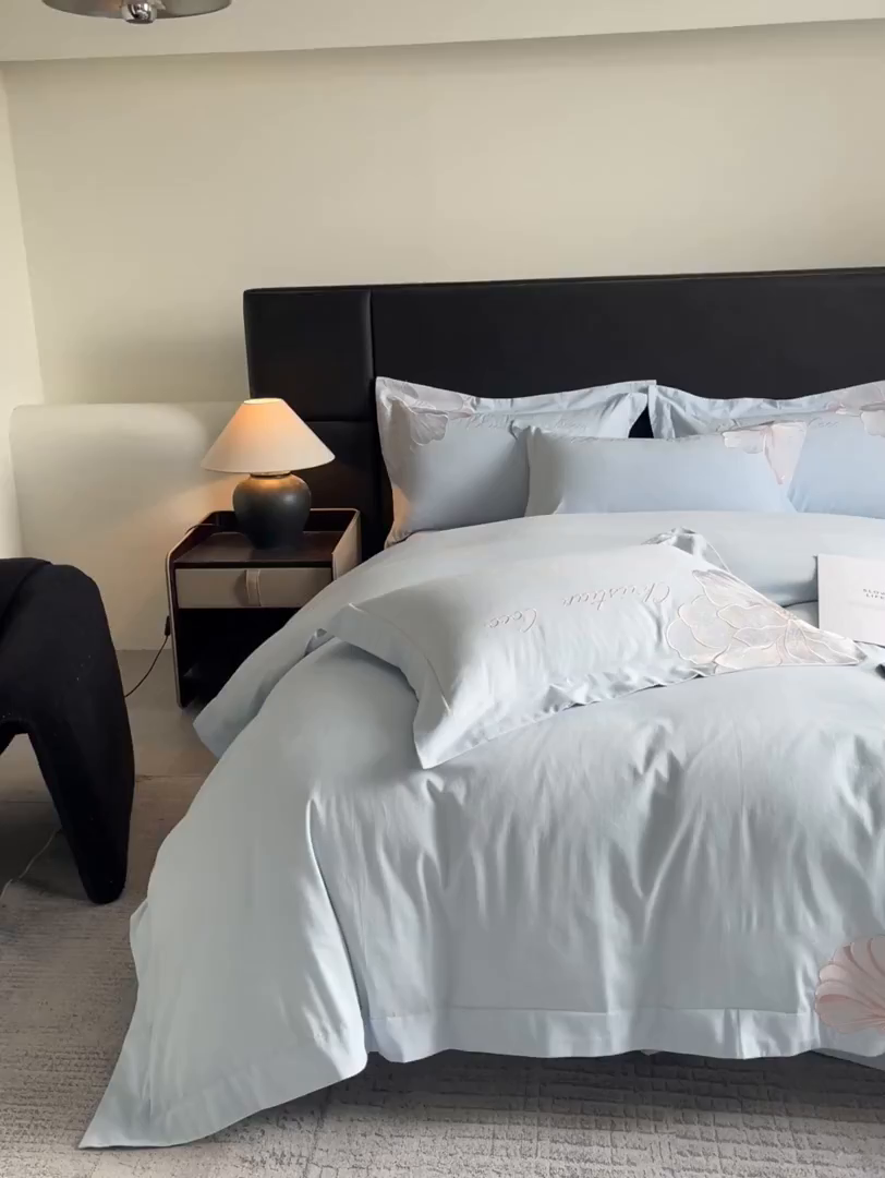 91家纺网 家纺一手货源 找家纺 置顶家纺 2025新款COCO小姐加厚磨毛亲肤四件套 COCO小姐加厚磨毛-浅蓝