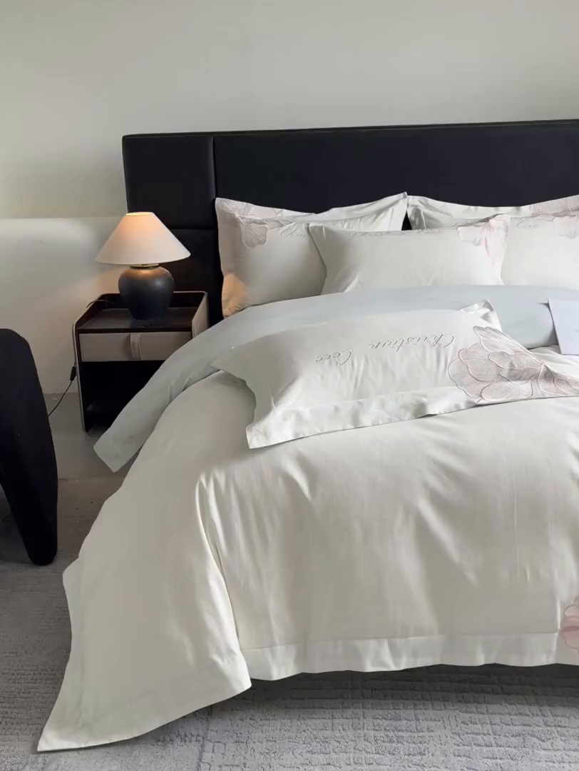 91家纺网 家纺一手货源 找家纺 置顶家纺 2025新款COCO小姐加厚磨毛亲肤四件套 COCO小姐加厚磨毛-奶白+繁星蓝