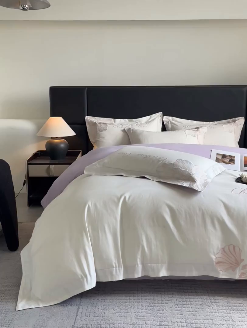 91家纺网 家纺一手货源 找家纺 置顶家纺 2025新款COCO小姐加厚磨毛亲肤四件套 COCO小姐加厚磨毛-奶白+香芋紫