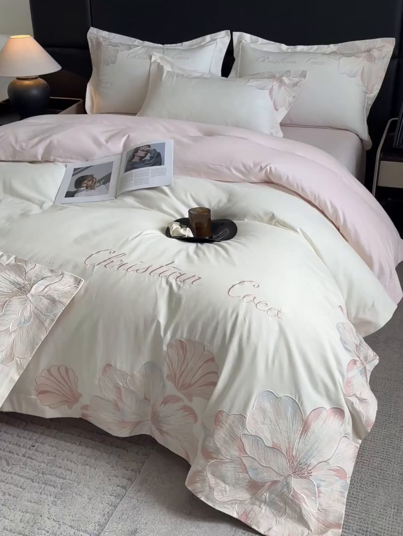 91家纺网 家纺一手货源 找家纺 置顶家纺 2025新款COCO小姐加厚磨毛亲肤四件套 COCO小姐加厚磨毛-奶白+粉