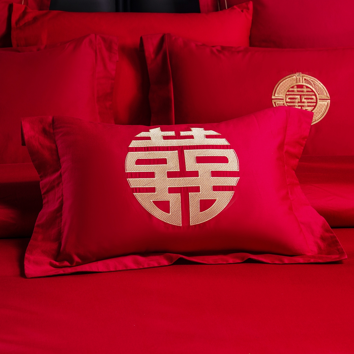 91家纺网 家纺一手货源 找家纺 置顶家纺 2025新款新中式婚庆亲肤刺绣四件套 龙华凤贵-大红