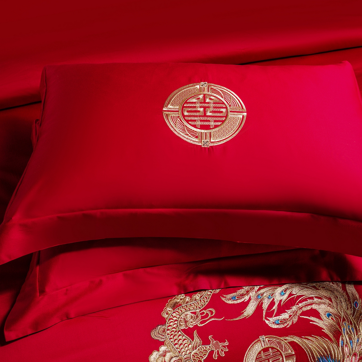 91家纺网 家纺一手货源 找家纺 置顶家纺 2025新款新中式婚庆亲肤刺绣四件套 龙华凤贵-大红