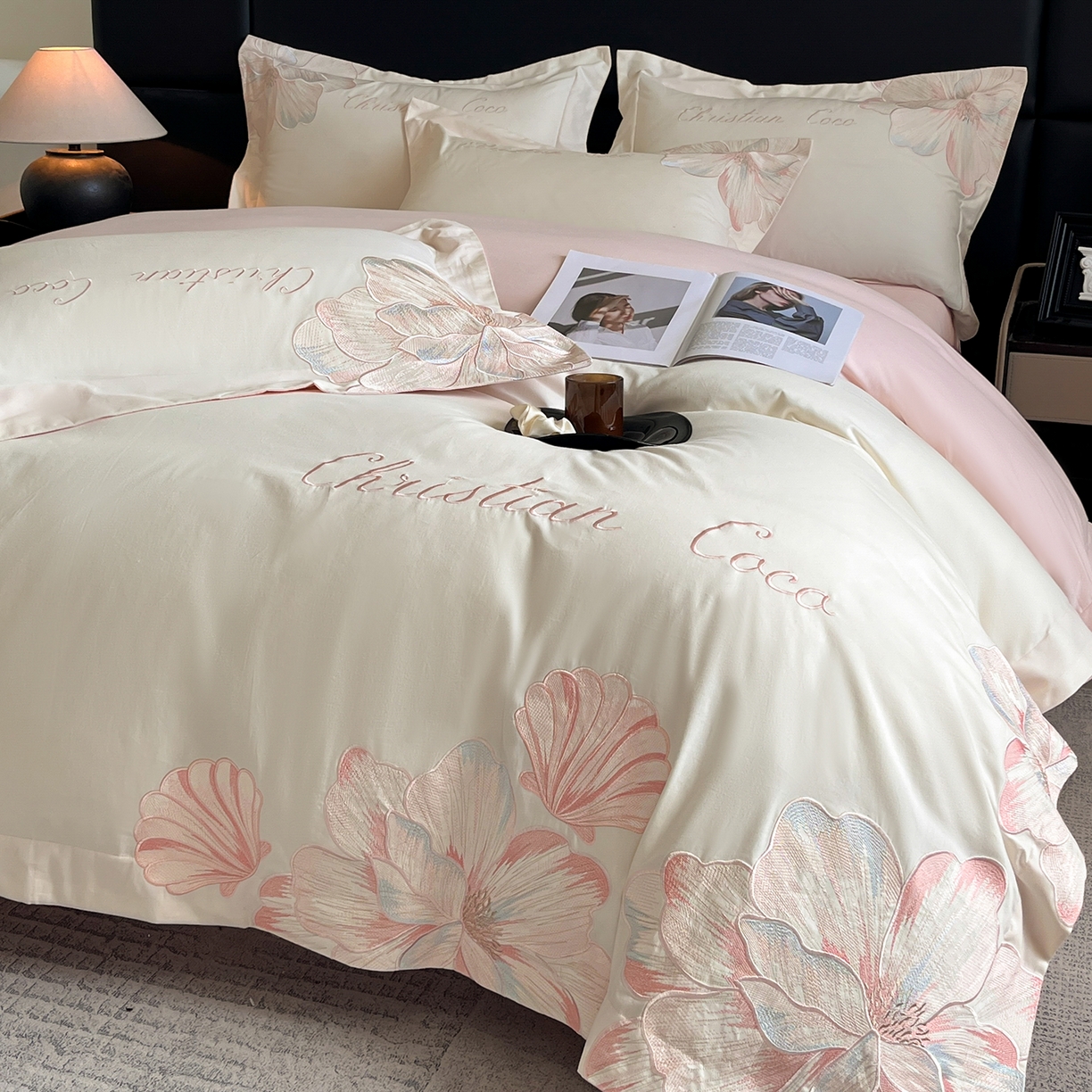 91家纺网 家纺一手货源 找家纺 置顶家纺 2025新款COCO小姐加厚磨毛亲肤四件套 COCO小姐加厚磨毛-奶白+粉