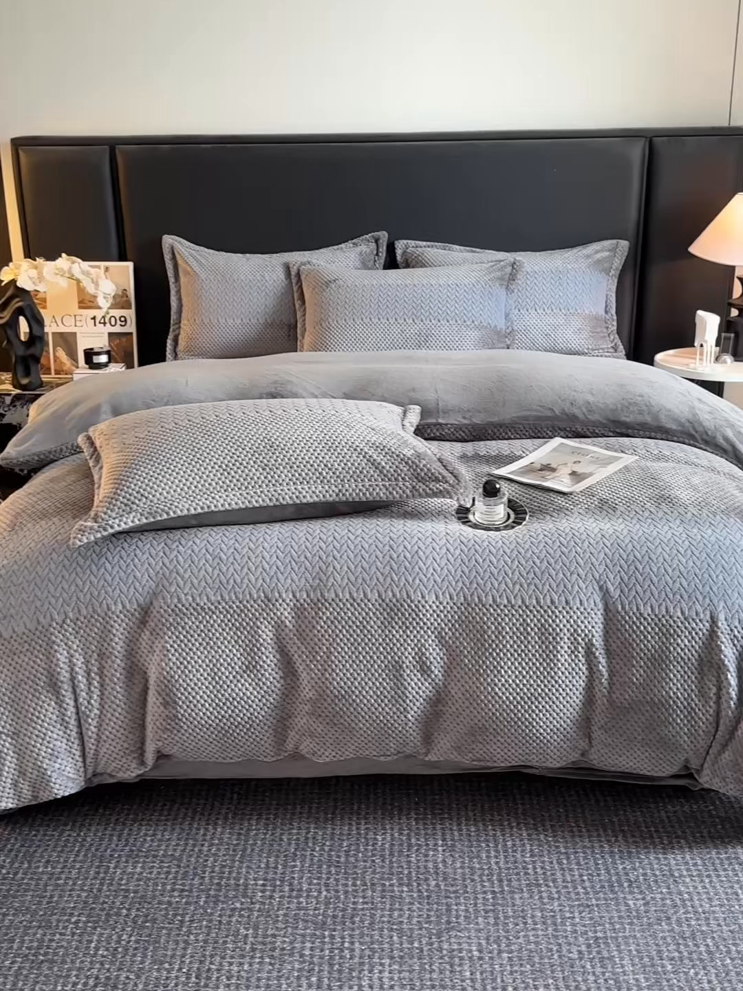 91家纺网 家纺一手货源 找家纺 爱彼家纺 2025冬季新款色织拼色编织提花轻奢牛奶绒四件套-织锦系列 织锦-灰调