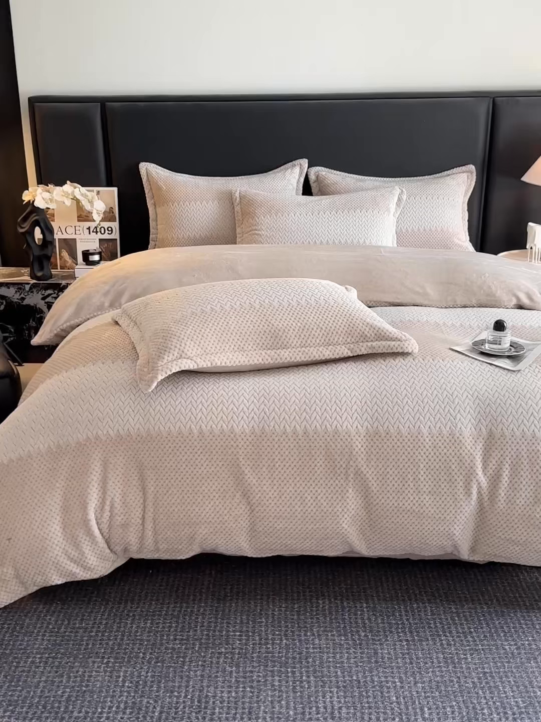 91家纺网 家纺一手货源 找家纺 爱彼家纺 2025冬季新款色织拼色编织提花轻奢牛奶绒四件套-织锦系列 织锦-咖韵