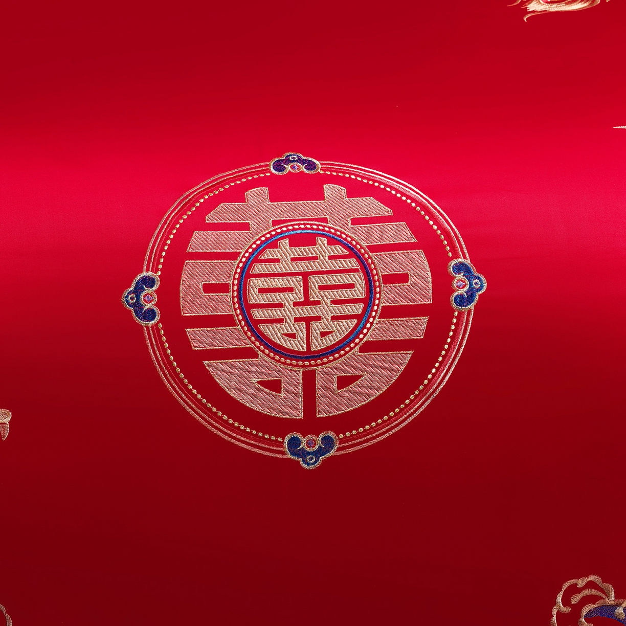 91家纺网 家纺一手货源 找家纺 置顶家纺 2025新款新中式婚庆亲肤刺绣四件套 龙腾凤悦-大红