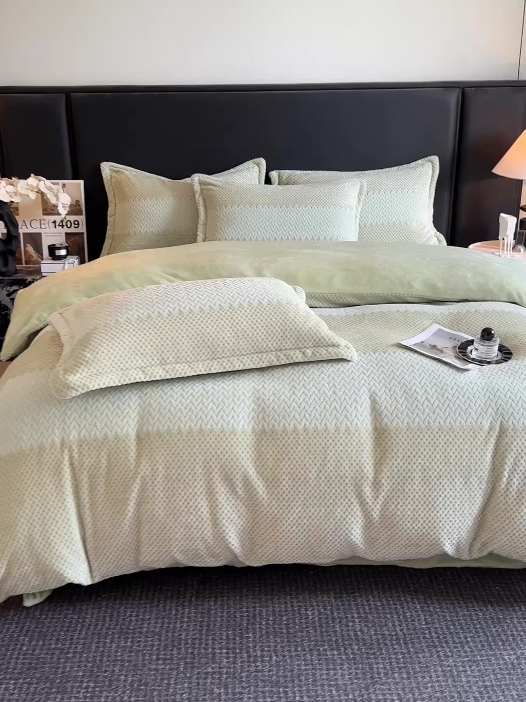 91家纺网 家纺一手货源 找家纺 爱彼家纺 2025冬季新款色织拼色编织提花轻奢牛奶绒四件套-织锦系列 织锦-青雾