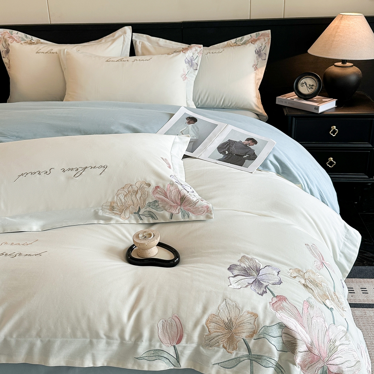 91家纺网 家纺一手货源 找家纺 置顶家纺 2025秋冬新款加厚全棉磨毛四件套-秘密花园 秘密花园-奶白+蓝