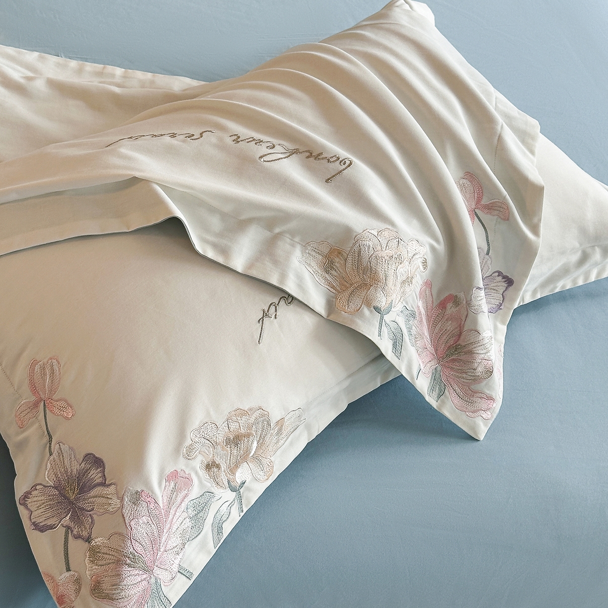 91家纺网 家纺一手货源 找家纺 置顶家纺 2025秋冬新款加厚全棉磨毛四件套-秘密花园 秘密花园-奶白+蓝