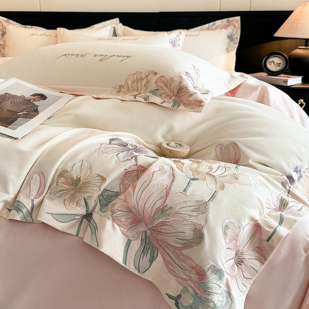 91家纺网 家纺一手货源 找家纺 置顶家纺 2025秋冬新款加厚全棉磨毛四件套-秘密花园 秘密花园-奶白+粉