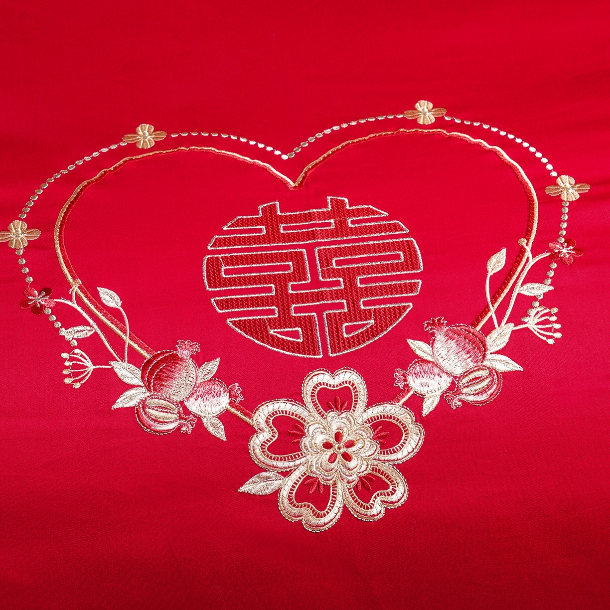 91家纺网 家纺一手货源 找家纺 置顶家纺 2025新款新中式婚庆亲肤刺绣四件套 倾心-大红