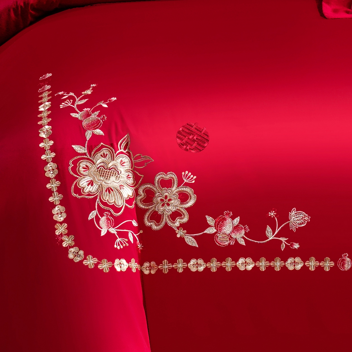 91家纺网 家纺一手货源 找家纺 置顶家纺 2025新款新中式婚庆亲肤刺绣四件套 倾心-大红