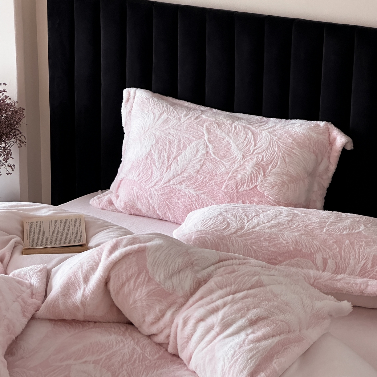 91家纺网 家纺一手货源 找家纺 MIU缪家居 2025新款A版兔毛B版牛奶绒四件套-挪威森林 挪威森林-嫣粉