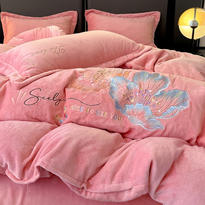 91家纺网 家纺一手货源 找家纺 玖明家纺 2025新款牛奶绒刺绣绣花四件套-时光花园 时光花园-粉