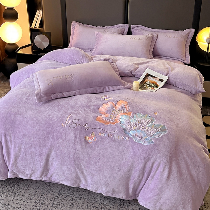 91家纺网 家纺一手货源 找家纺 玖明家纺 2025新款牛奶绒刺绣绣花四件套-时光花园 时光花园-紫