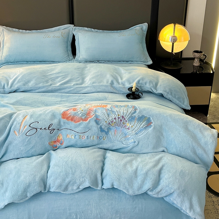 91家纺网 家纺一手货源 找家纺 玖明家纺 2025新款牛奶绒刺绣绣花四件套-时光花园 时光花园-蓝