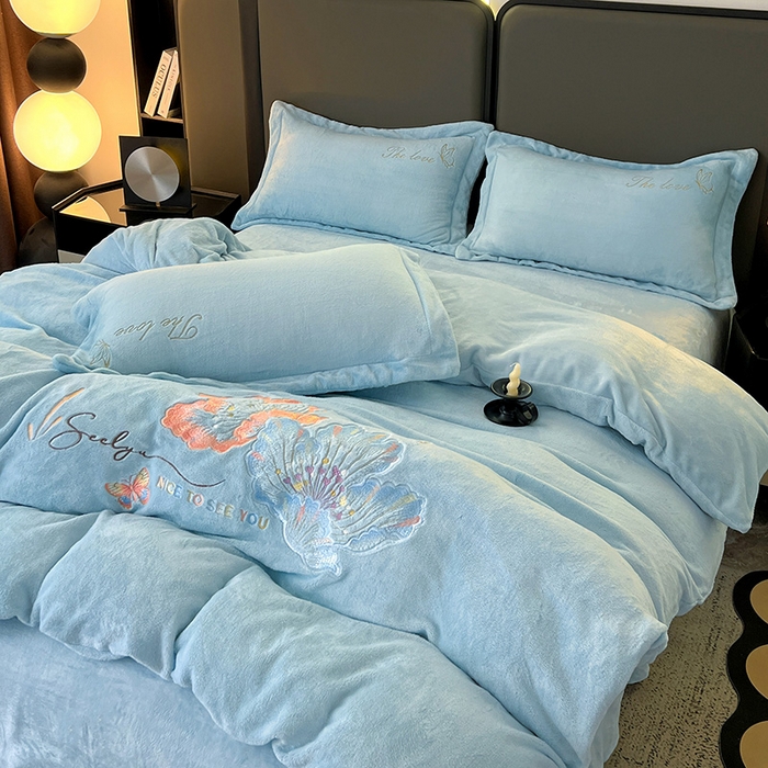 91家纺网 家纺一手货源 找家纺 玖明家纺 2025新款牛奶绒刺绣绣花四件套-时光花园 时光花园-蓝