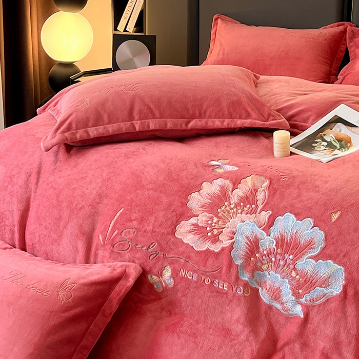 91家纺网 家纺一手货源 找家纺 玖明家纺 2025新款牛奶绒刺绣绣花四件套-时光花园 时光花园-豆沙