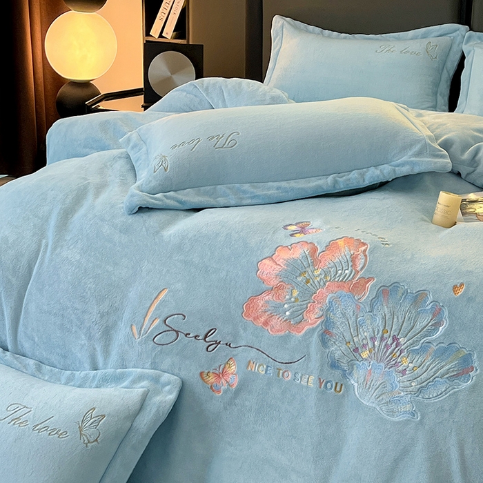 91家纺网 家纺一手货源 找家纺 玖明家纺 2025新款牛奶绒刺绣绣花四件套-时光花园 时光花园-蓝