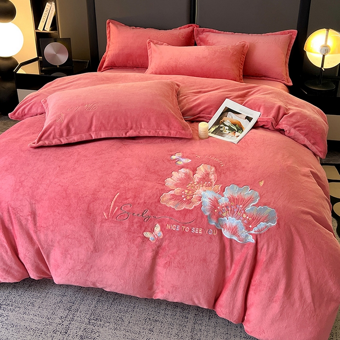 91家纺网 家纺一手货源 找家纺 玖明家纺 2025新款牛奶绒刺绣绣花四件套-时光花园 时光花园-豆沙