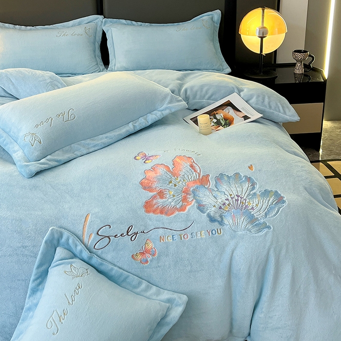 91家纺网 家纺一手货源 找家纺 玖明家纺 2025新款牛奶绒刺绣绣花四件套-时光花园 时光花园-蓝