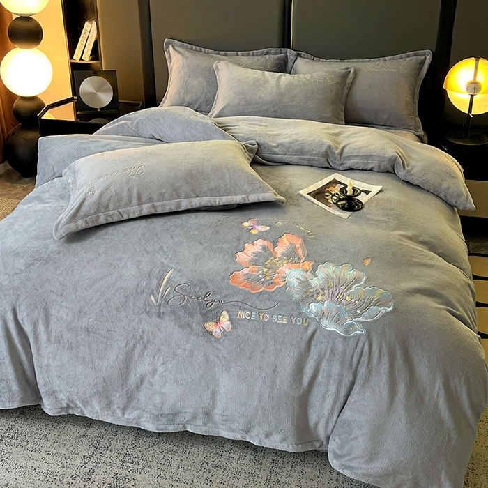 91家纺网 家纺一手货源 找家纺 玖明家纺 2025新款牛奶绒刺绣绣花四件套-时光花园 时光花园-灰