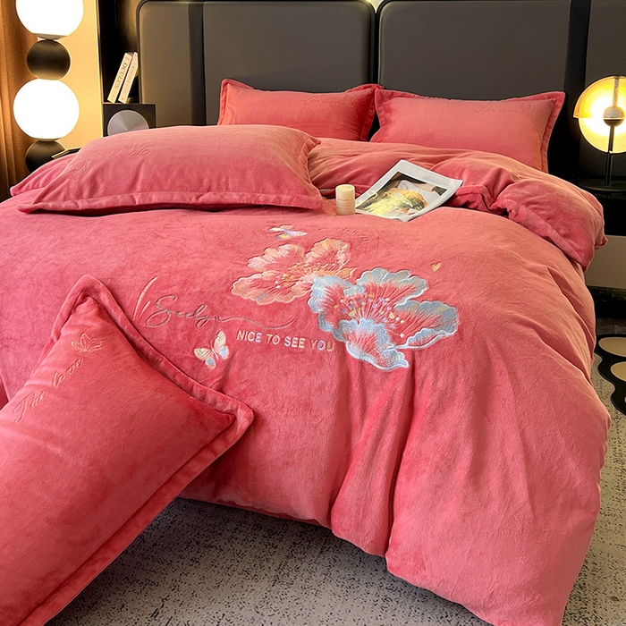 91家纺网 家纺一手货源 找家纺 玖明家纺 2025新款牛奶绒刺绣绣花四件套-时光花园 时光花园-豆沙