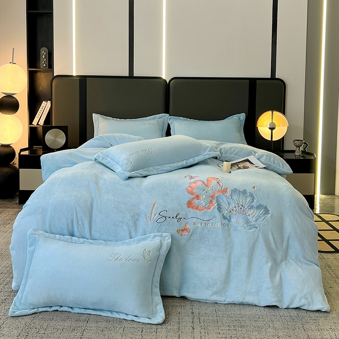 91家纺网 家纺一手货源 找家纺 玖明家纺 2025新款牛奶绒刺绣绣花四件套-时光花园 时光花园-蓝