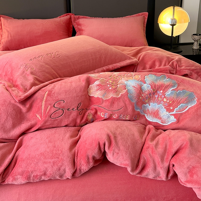 91家纺网 家纺一手货源 找家纺 玖明家纺 2025新款牛奶绒刺绣绣花四件套-时光花园 时光花园-豆沙