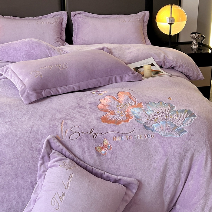 91家纺网 家纺一手货源 找家纺 玖明家纺 2025新款牛奶绒刺绣绣花四件套-时光花园 时光花园-紫