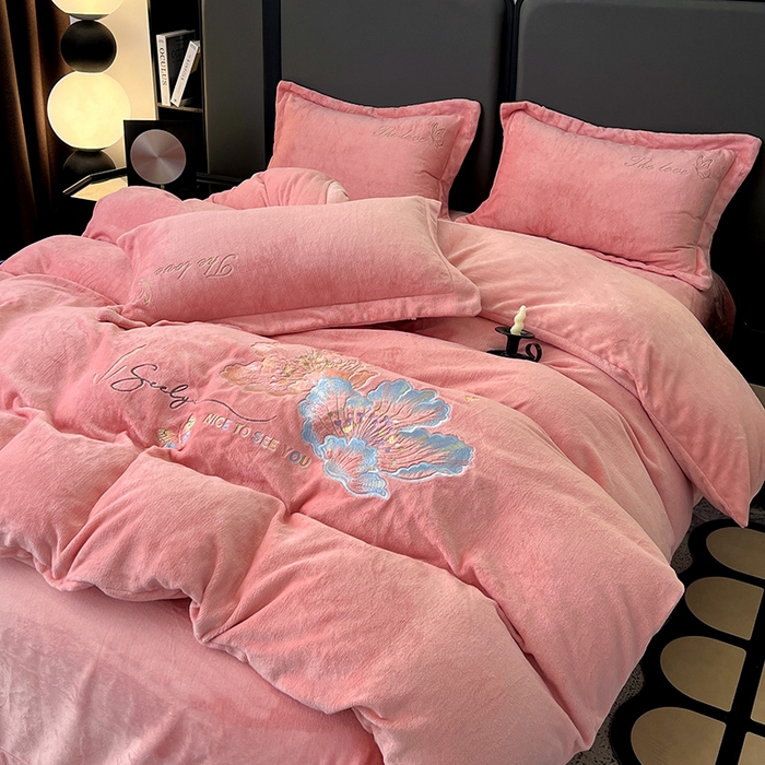 91家纺网 家纺一手货源 找家纺 玖明家纺 2025新款牛奶绒刺绣绣花四件套-时光花园 时光花园-粉